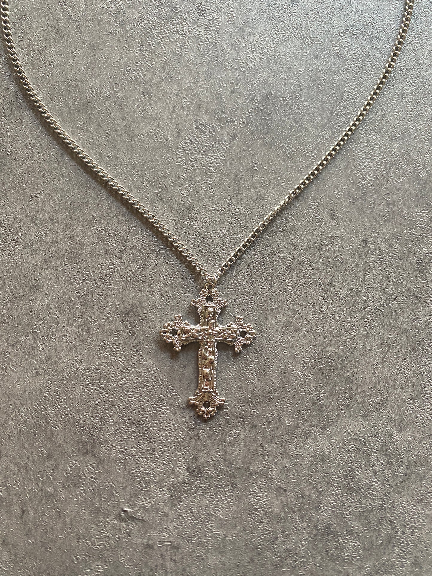 Necklace , Silver detailed cross chain